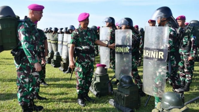 VIVA Militer: Danpasmar 3 Sorong Brigjen TNI (Mar) Sugianto periksa pasukan