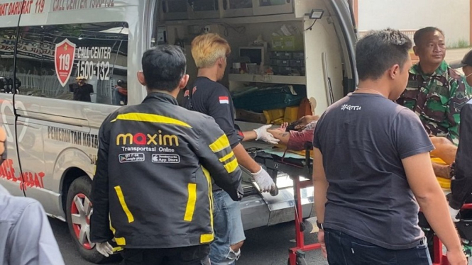 Evakuasi korban yang ditemukan bersimbah darah di Semarang