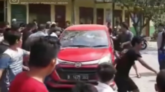 Viral, Mobil Diamuk Massa Usai Diduga Menghalangi Pemadam Kebakaran di Bekasi