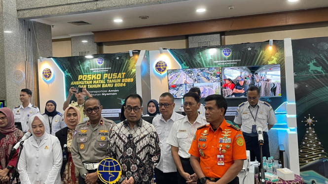 Menteri Perhubungan Budi Karya Sumadi meresmikan posko pusat angkutan Nataru
