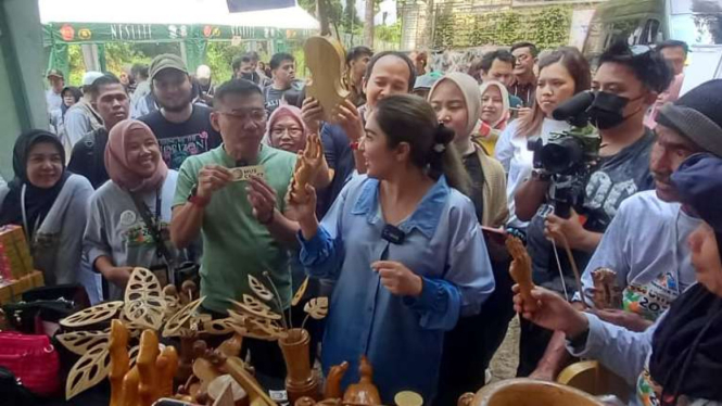 Anang Hermansyah dan Ashanty menghadiri Jambore UMKM yang diikuti puluhan UMKM dan IKM di Cintamiang, Desa Tugu Utara, Kecamatan Cisarua, Kabupaten Bogor, Jawa Barat, Selasa, 19 Desember 2023.