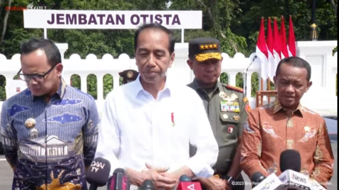 Presiden Joko Widodo atau Jokowi meresmikan jembatan otista di Bogor