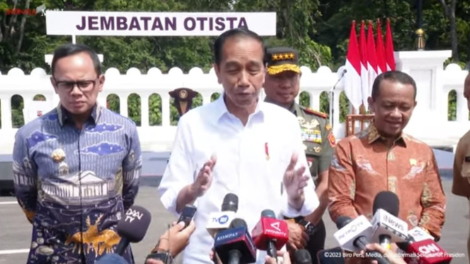 Presiden Joko Widodo atau Jokowi meresmikan jembatan otista di Bogor