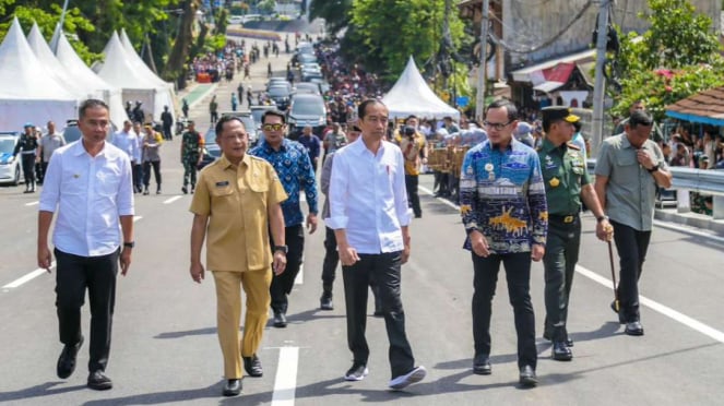 Presiden Joko Widodo (Jokowi) didampingi Menteri Dalam Negeri Tito Karnavian dan