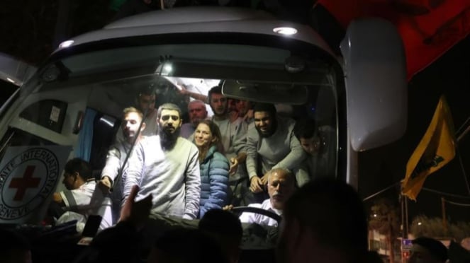 Un autobús que transportaba prisioneros palestinos llegó a la ciudad de al-Bire, en Cisjordania, el 26 de noviembre de 2023. Unos 30 prisioneros palestinos liberados por Israel llegaron a Cisjordania.