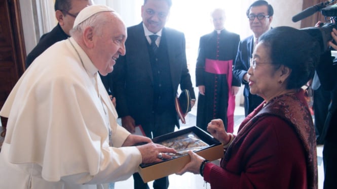 Megawati Soekarnoputri berikan kain batik ke Paus Fransiskus