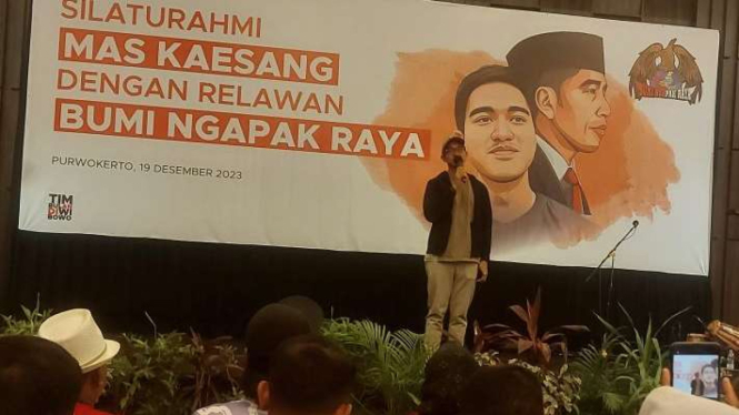 Ketua Umum Partai Solidaritas Indonesia (PSI) Kaesang Pangarep berbicara di hadapan relawan di Purwokerto, Jawa Tengah, Selasa, 19 Desember 2023.