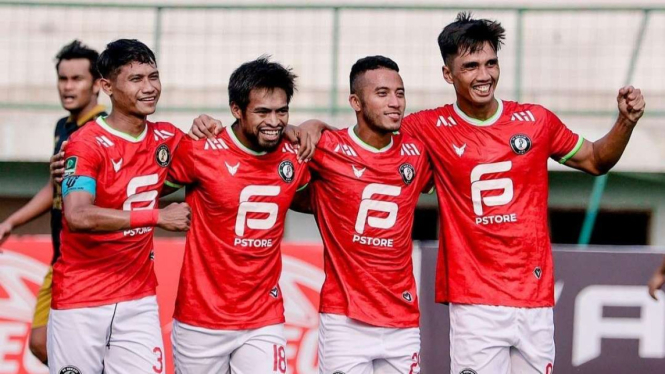 Pemain FC Bekasi City rayakan gol