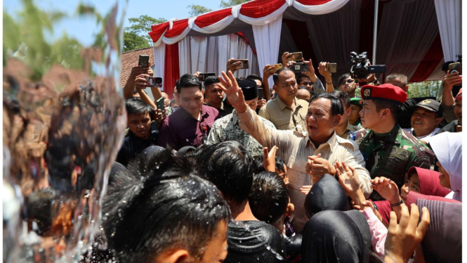 Prabowo Subianto saat meresmikan lima titik bantuan sumber air bersih yang berpusat di Desa Pamupukan, Kabupaten Kuningan, Jawa Barat, Rabu, 20 Desember 2023.