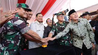 Antusiasme Warga Kuningan di Tengah Peresmian Titik Air Bersih oleh Prabowo