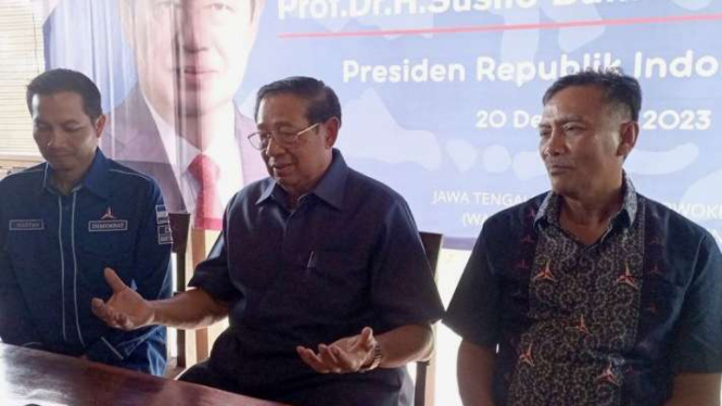 Ketua Majelis Tinggi Partai Demokrat Susilo Bambang Yudhono (tengah) dalam konferensi pers usai memberikan pengarahan kepada para caleg Partai Demokrat di Baturraden, Kabupaten Banyumas, Jawa Tengah, Rabu, 20 Desember 2023.