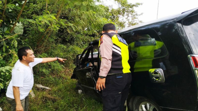 Polisi saat melakukan evakuasi korban kecelakaan maut di Tol JMKT, Sumut.