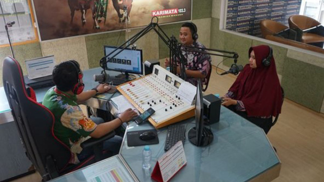 Bea Cukai talkshow radio mengenai modus penipuan dan registrasi IMEI