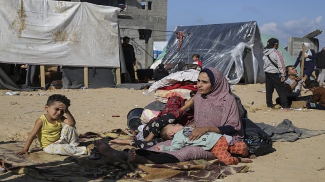 Warga Palestina mengungsi di Rafah akibat pemboman Israel di Jalur Gaza
