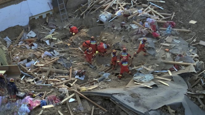 Gempa berkekuatan 6,2 SR di China membuat ribuan bangunan runtuh, dengan sekitar 131 warga sipil tewas dan 500 lainnya luka-luka.