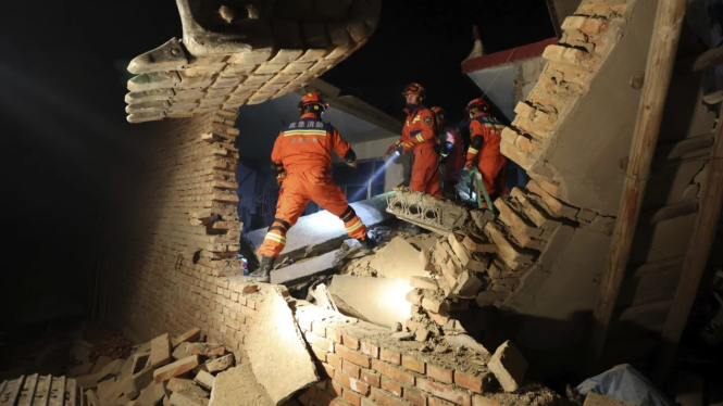 Gempa berkekuatan 6,2 SR di China membuat ribuan bangunan runtuh, dengan sekitar 131 warga sipil tewas dan 500 lainnya luka-luka.