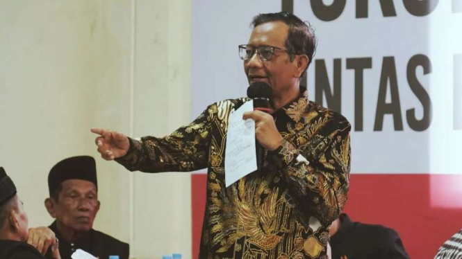 Menteri Koordinator Bidang Politik, Hukum, dan Keamanan Mahfud MD acara Peringatan Hari Migran Sedunia di Depok, Jawa Barat, Rabu, 20 Desember 2023.
