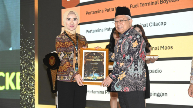 Direktur Utama PT Pertamina (Persero), Nicke Widyawati meraih penghargaan Green Leadership Utama sebagai pimpinan tertinggi perusahaan yang memperoleh peringkat emas dalam acara penghargaan program penilaian peringkat kinerja perusahaan dalam pengelolaan 