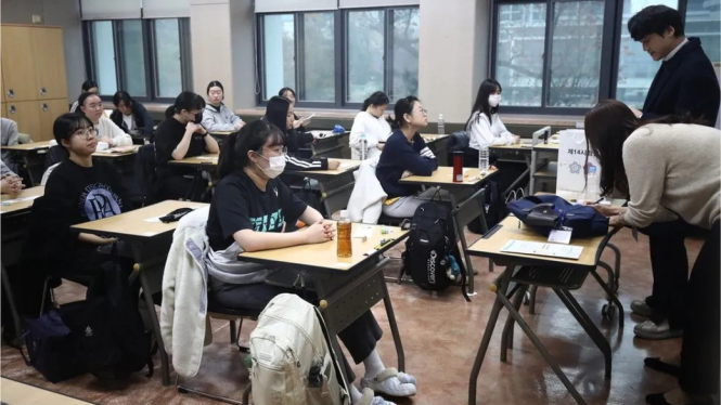 Pelajar Korea Selatan mengikuti ujian masuk perguruan tinggi.
