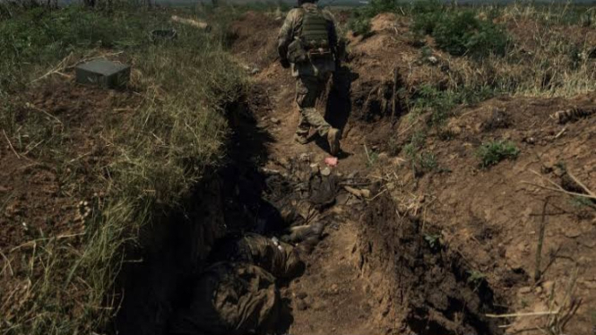 VIVA Militer: Tentara Ukraina meninggalkan mayat rekannya yang tewas