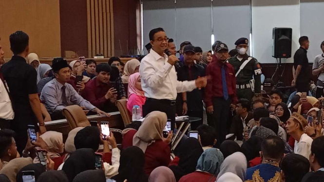 Calon presiden Anies Baswedan berdialog dengan mahasiswa di Kota Serang, Banten.