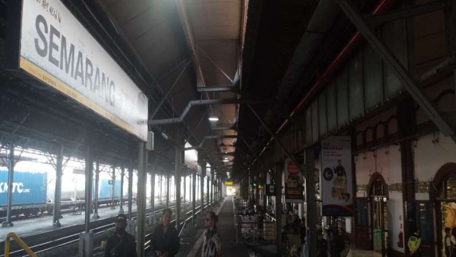 Suasana penumpang di Stasiun Semarang Tawang jelang Nataru.