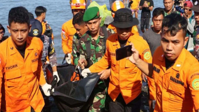 Tim SAR gabungan mengevakuasi jasad salah seorang korban Kapal Bigetron