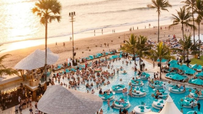Finns Beach Club, salah satu tempat hiburan populer di Bali di antara turis Australia. 