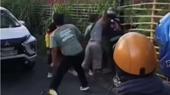 Viral anggota polisi dikeroyok geng motor di Bandung