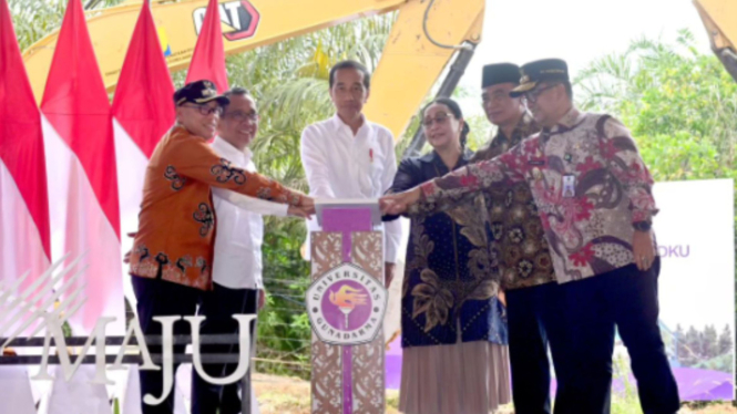 Jokowi saat peletakan batu pertama Universitas Gunadarma di IKN