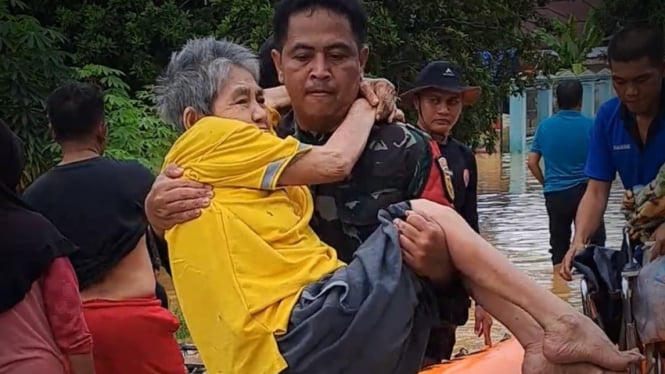 VIVA Militer: Serma Rudi berjuang selamatkan nenek dari banjir Bungo.