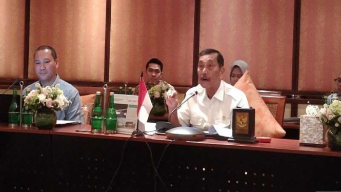 Menko Marves Luhut Binsar Pandjaitan dalam konferensi pers di Bali