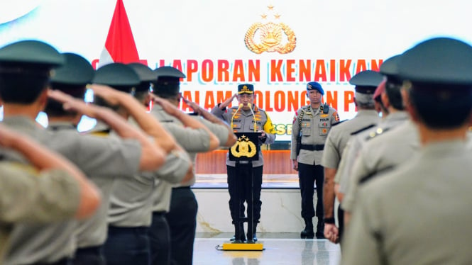 Kapolri Jenderal Listyo Sigit Prabowo memimpin ucapara kenaikan pangkat