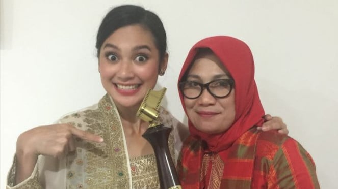 Indah Permatasari y su madre, Nursyah