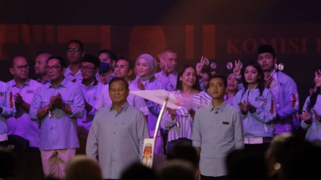 Prabowo Subianto dan Gibran Rakabuming Raka saat debat Cawapres KPU