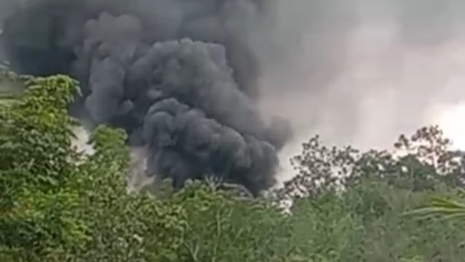 Terbakar tambang minyak ilegal di lahan Tahura Sultan Thaha Syaifuddin di Jambi