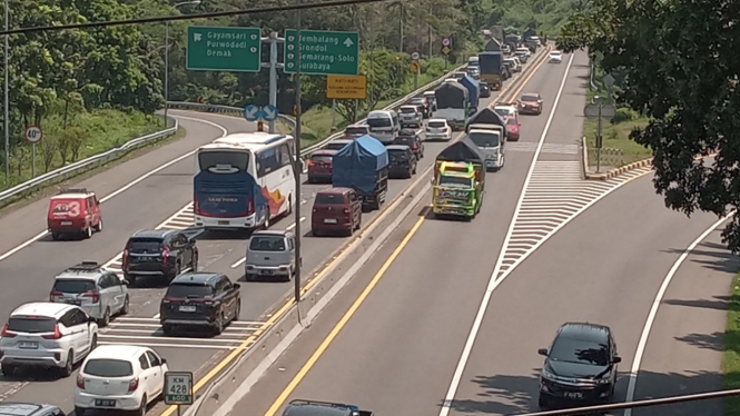 Antrean kendaraan hingga 4 KM di ruas tol Jatingaleh-Tembalang Semarang