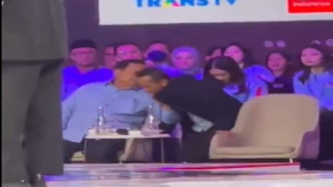 Prabowo terlihat seperti menarik kerah jaket yang dikenakan Bahlil Lahadalia