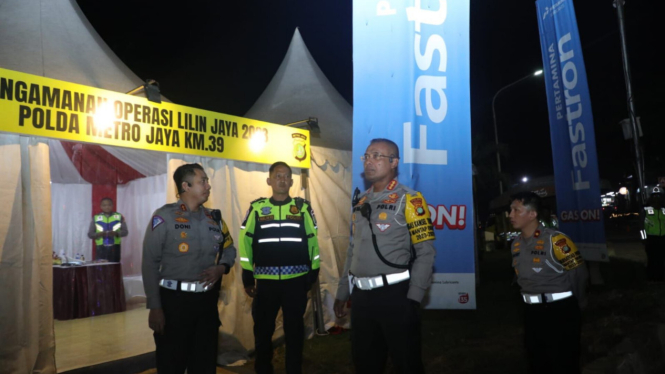 Dirlantas Polda Metro Jaya Kombes Latif Usman mengecek pengamanan arus mudik
