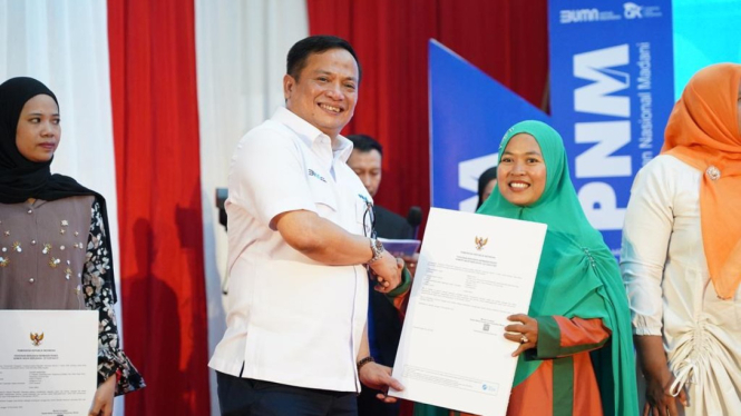 Direktur Utama PNM Arief Mulyadi memberikan NIB kepada nasabah PNM Mekaar