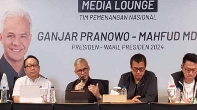 Ketua Tim Penjadwalan TPN Aria Bima (tengah) saat jumpa pers di Jakarta