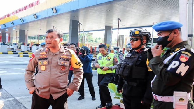Kapolda Jateng Irjen Pol Ahmad Luthfi memantau Pos Terpadu GT Kalikangkung 