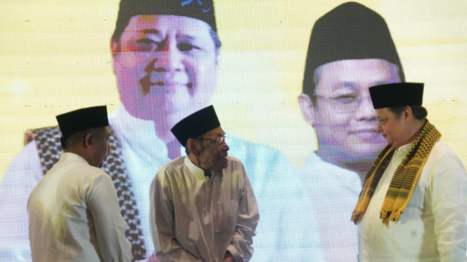 Ketua Umum Partai Golkar Airlangga Hartarto (kanan).