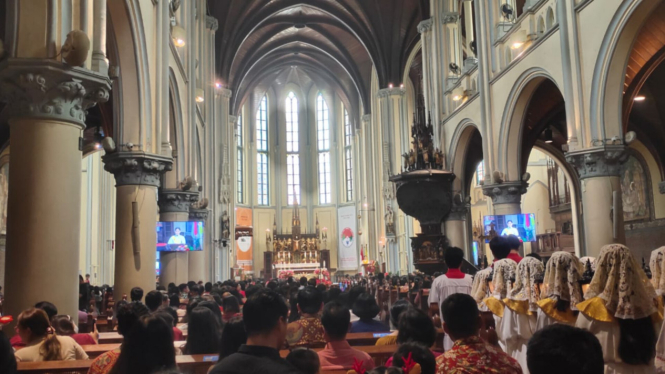Ibadah di gereja Katedral dalam rangka perayaan Natal