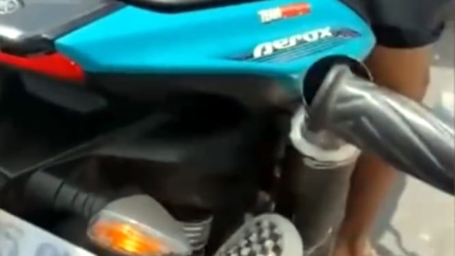Knalpot Yamaha Aerox ditendang pengendara motor