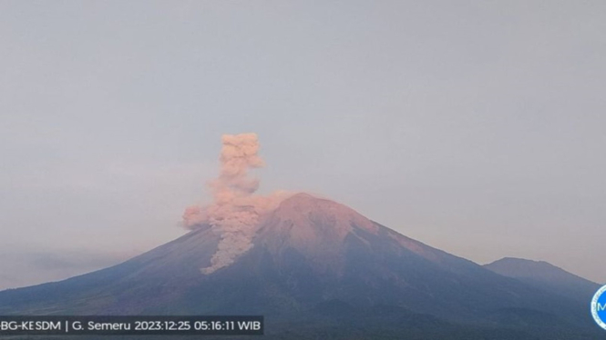 Gunung Semeru erupsi terpantau dari Pos Pengamatan Gunung Semeru