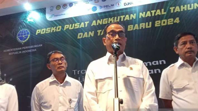 Menteri Perhubungan Budi Karya Sumadi (kedua dari kanan) memberikan keterangan kepada wartawan usai meninjau Posko Pusat Angkutan Natal 2023 dan Tahun Baru 2024 di Kantor Kementerian Perhubungan, Jakarta, Senin, 25 Desember 2023.