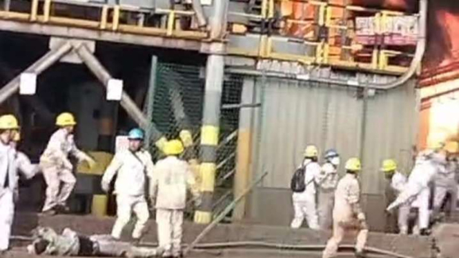 Sejumlah pekerja berupaya memadamkan api akibat ledakan di smelter kawasan PT In