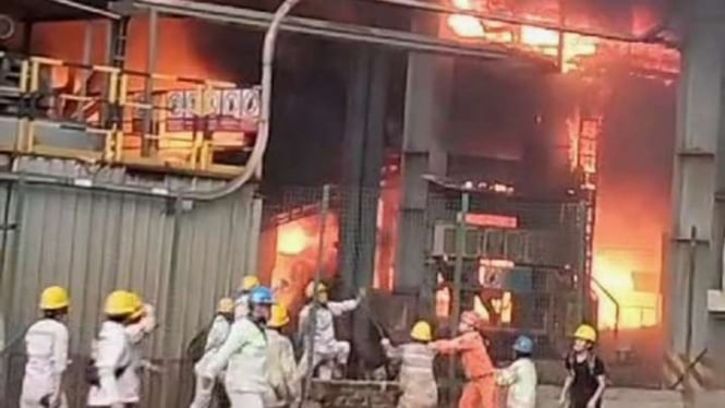 Sejumlah pekerja berupaya memadamkan api akibat ledakan di smelter PT ITSS di kawasan Indonesia Morowali Industrial Park (IMIP) di Kabupaten Morowali, Sulawesi Tengah.