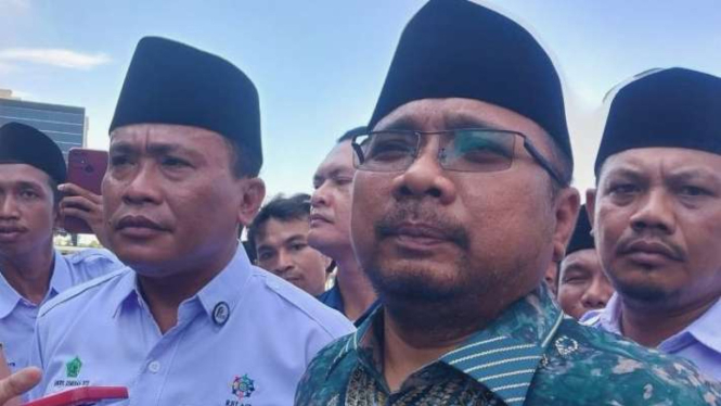 Menteri Agama Yaqut Cholil Qoumas didampingi Kepala Kantor Wilayah Kementerian Agama Nusa Tenggara Barat Zamroni Aziz (kiri) usai acara pengukuhan Relawan Moderasi Beragama dan Deklarasi Pemilu Damai Kota Mataram, Selasa, 26 Desember 2023.